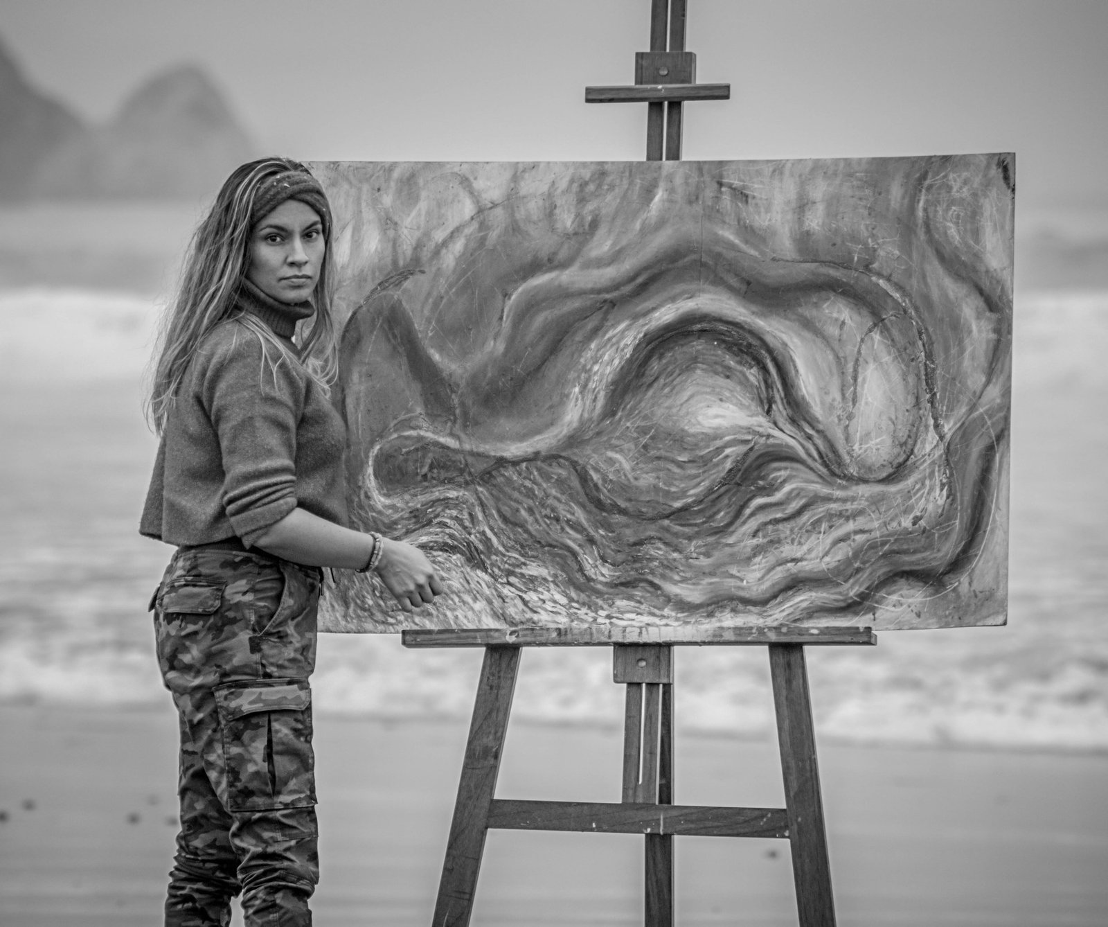 una imagen en blanco y negro de una mujer y un cuadro