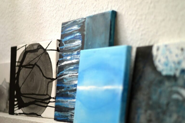 libros y objetos en una estantería