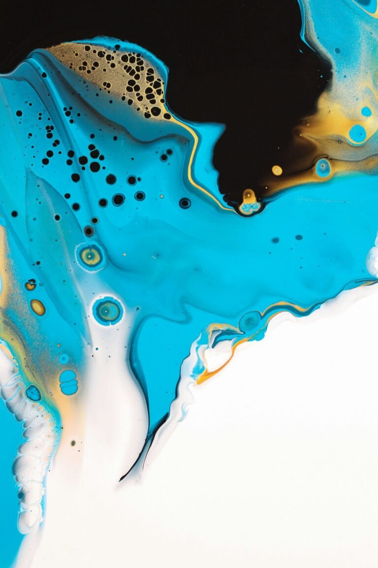 pintura azul y negra derramada sobre fondo blanco