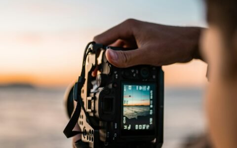 chico sujetando una cámara