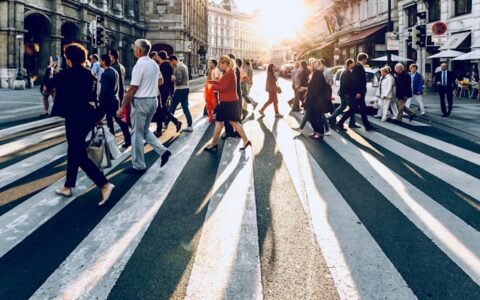 personas cruzando en un paso de peatones