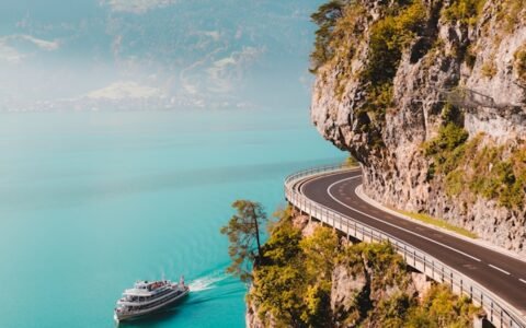un barco navegando cerca de una isla