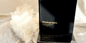 un álbum de fotos y un plumero