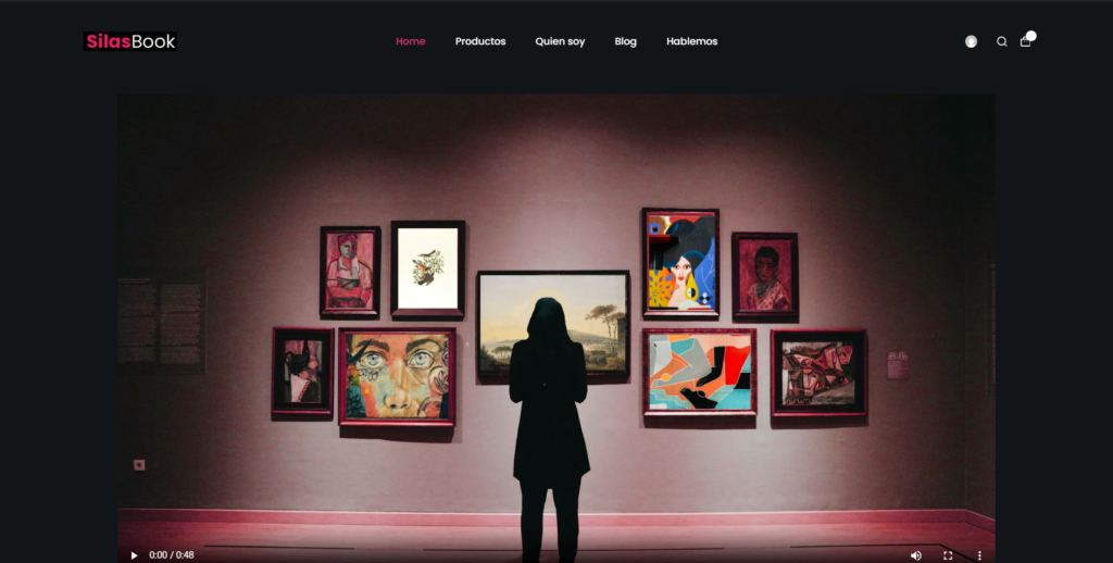 una persona viendo una galería de cuadros