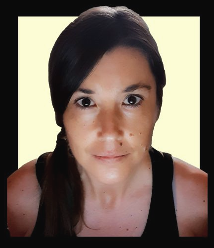 Fotografía del retrato de una mujer con una coleta sobre un fondo crema, pelo y camiseta oscuros